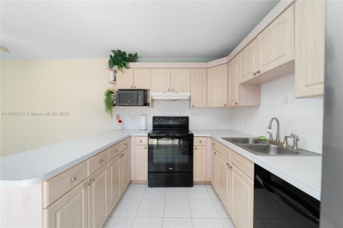 Townhouse in Greenacres, Florida 3 bedrooms, 138.24 sq.m. № 1660138 - photo 11