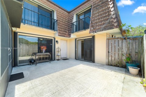 Townhouse in Greenacres, Florida 3 bedrooms, 138.24 sq.m. № 1660138 - photo 1