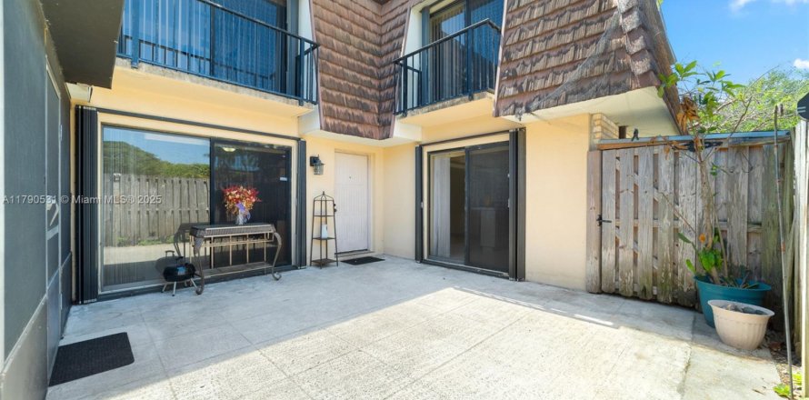 Townhouse in Greenacres, Florida 3 bedrooms, 138.24 sq.m. № 1660138