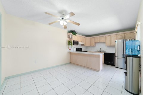 Townhouse in Greenacres, Florida 3 bedrooms, 138.24 sq.m. № 1660138 - photo 9