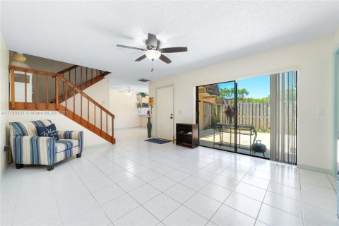 Townhouse in Greenacres, Florida 3 bedrooms, 138.24 sq.m. № 1660138 - photo 3