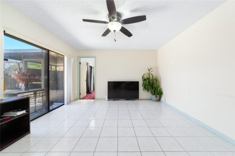 Townhouse in Greenacres, Florida 3 bedrooms, 138.24 sq.m. № 1660138 - photo 5