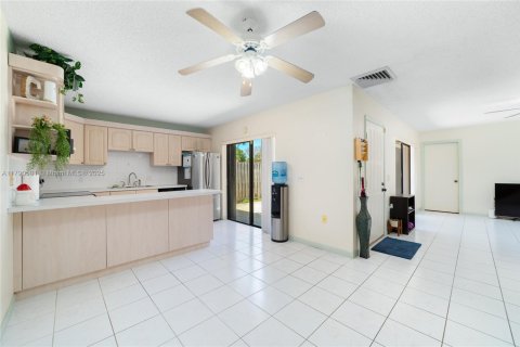 Townhouse in Greenacres, Florida 3 bedrooms, 138.24 sq.m. № 1660138 - photo 7