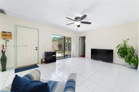 Townhouse in Greenacres, Florida 3 bedrooms, 138.24 sq.m. № 1660138 - photo 4