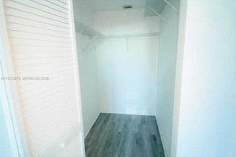 Condo in Miami, Florida, 2 bedrooms  № 2000814 - photo 12