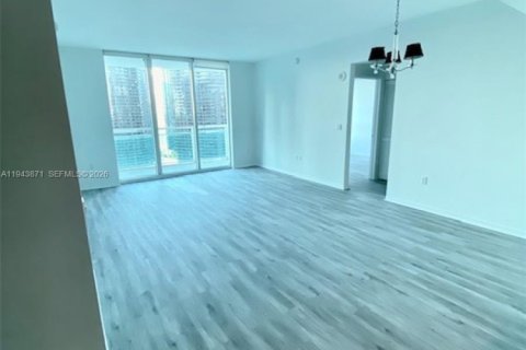 Condo in Miami, Florida, 2 bedrooms  № 2000814 - photo 5