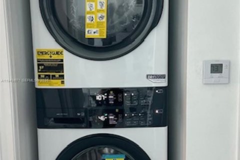 Condo in Miami, Florida, 2 bedrooms  № 2000814 - photo 16