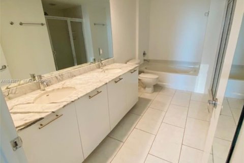Condo in Miami, Florida, 2 bedrooms  № 2000814 - photo 9