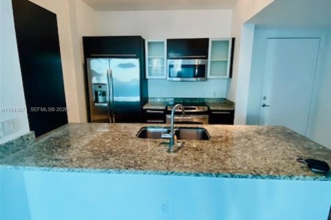 Condo in Miami, Florida, 2 bedrooms  № 2000814 - photo 3