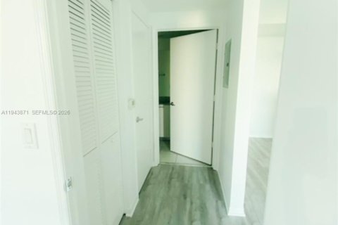 Condo in Miami, Florida, 2 bedrooms  № 2000814 - photo 13