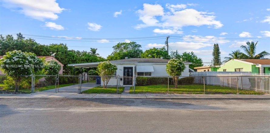 House in Miami, Florida 3 bedrooms, 95.13 sq.m. № 1842779