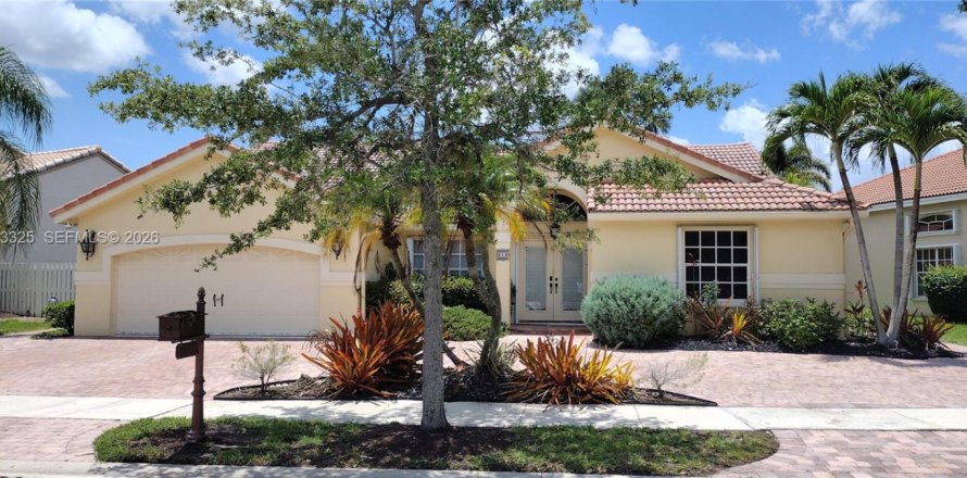 House in Weston, Florida 4 bedrooms, 242.47 sq.m. № 2068229