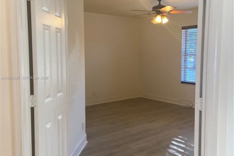 House in Weston, Florida 4 bedrooms, 242.47 sq.m. № 2068229 - photo 11