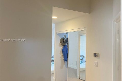 House in Weston, Florida 4 bedrooms, 242.47 sq.m. № 2068229 - photo 17