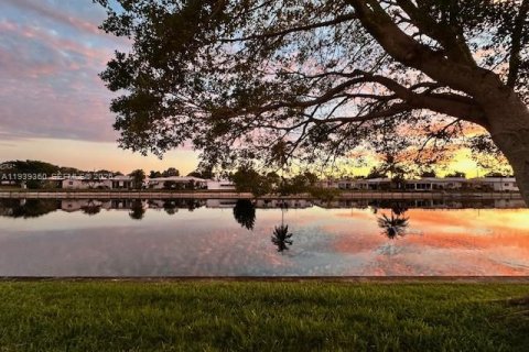 House in Tamarac, Florida 2 bedrooms, 125.7 sq.m. № 1997158 - photo 3