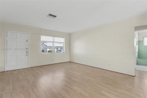 House in Tamarac, Florida 2 bedrooms, 125.7 sq.m. № 1997158 - photo 13