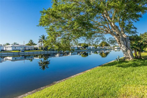 House in Tamarac, Florida 2 bedrooms, 125.7 sq.m. № 1997158 - photo 2