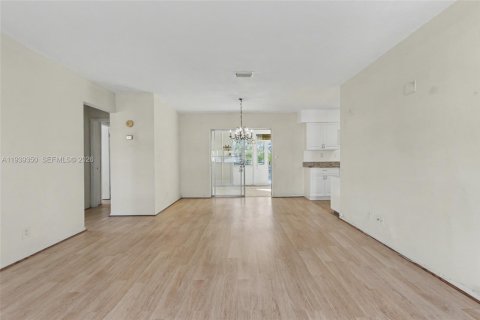 House in Tamarac, Florida 2 bedrooms, 125.7 sq.m. № 1997158 - photo 17