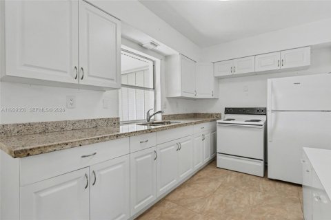 House in Tamarac, Florida 2 bedrooms, 125.7 sq.m. № 1997158 - photo 24