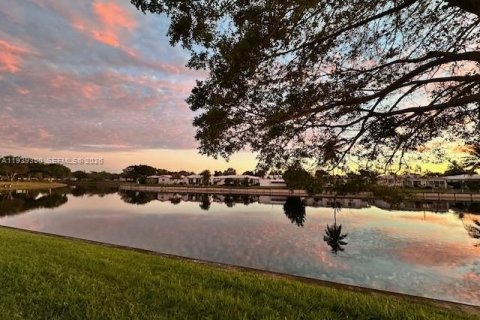 House in Tamarac, Florida 2 bedrooms, 125.7 sq.m. № 1997158 - photo 5