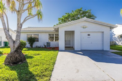 House in Tamarac, Florida 2 bedrooms, 125.7 sq.m. № 1997158 - photo 10