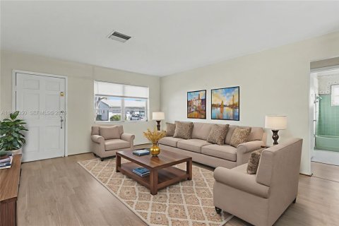 House in Tamarac, Florida 2 bedrooms, 125.7 sq.m. № 1997158 - photo 12