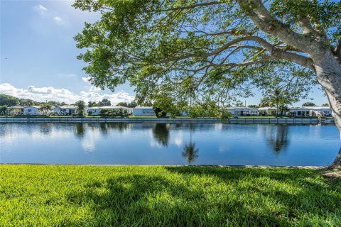 House in Tamarac, Florida 2 bedrooms, 125.7 sq.m. № 1997158 - photo 4