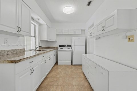 House in Tamarac, Florida 2 bedrooms, 125.7 sq.m. № 1997158 - photo 23