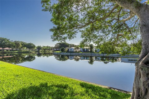 House in Tamarac, Florida 2 bedrooms, 125.7 sq.m. № 1997158 - photo 6