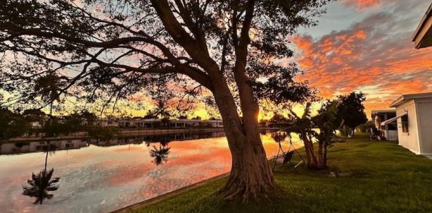 House in Tamarac, Florida 2 bedrooms, 125.7 sq.m. № 1997158