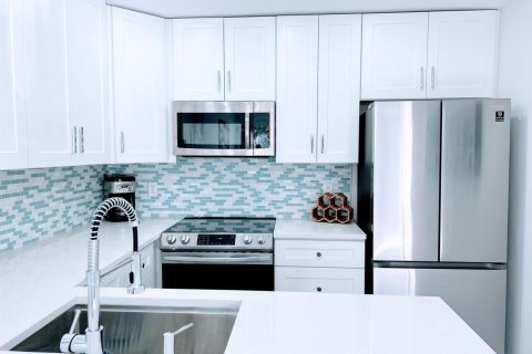 Condo in Hypoluxo, Florida, 2 bedrooms  № 2086816 - photo 8