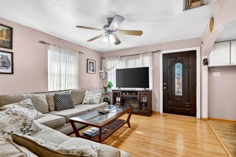 House in Tampa, Florida 3 bedrooms, 135.64 sq.m. № 2199318 - photo 4