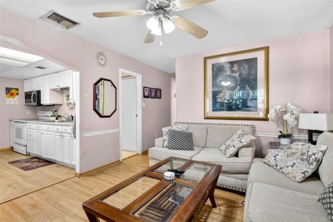 House in Tampa, Florida 3 bedrooms, 135.64 sq.m. № 2199318 - photo 3