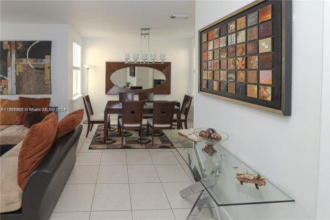 Touwnhouse à louer à Doral, Floride: 4 chambres, 175.4 m2 № 1935555 - photo 11