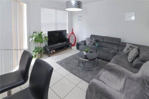 Touwnhouse à louer à Doral, Floride: 4 chambres, 175.4 m2 № 1935555 - photo 4