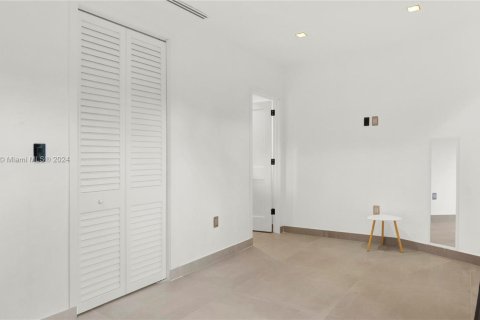 Casa en alquiler en Miami, Florida, 5 dormitorios, 269.6 m2 № 1937744 - foto 16
