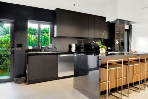 House in Miami, Florida 5 bedrooms, 269.6 sq.m. № 1937744 - photo 8