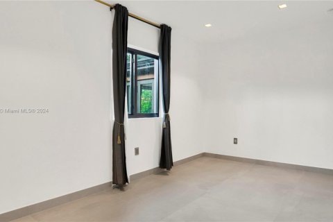House in Miami, Florida 5 bedrooms, 269.6 sq.m. № 1937744 - photo 17