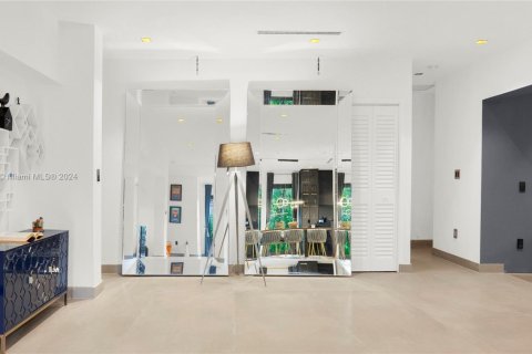 House in Miami, Florida 5 bedrooms, 269.6 sq.m. № 1937744 - photo 4