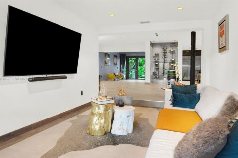 Casa en alquiler en Miami, Florida, 5 dormitorios, 269.6 m2 № 1937744 - foto 13