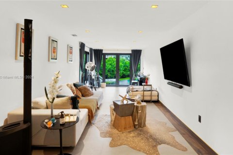 Casa en alquiler en Miami, Florida, 5 dormitorios, 269.6 m2 № 1937744 - foto 3
