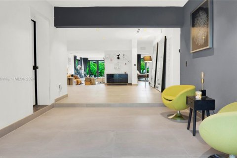 Casa en alquiler en Miami, Florida, 5 dormitorios, 269.6 m2 № 1937744 - foto 2