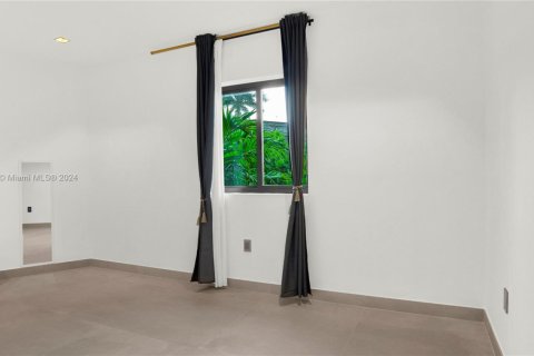 Casa en alquiler en Miami, Florida, 5 dormitorios, 269.6 m2 № 1937744 - foto 15