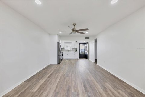 Condo in Bradenton, Florida, 1 bedroom  № 1565824 - photo 7