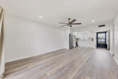 Condo in Bradenton, Florida, 1 bedroom  № 1565824 - photo 9