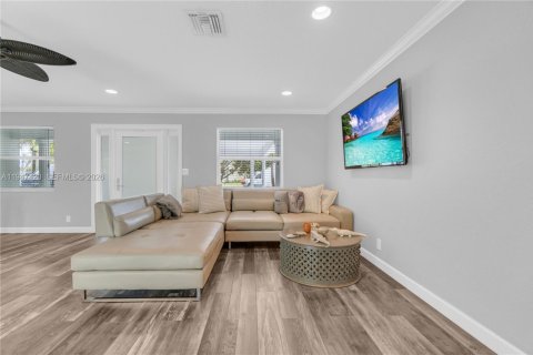 House in Pompano Beach, Florida 3 bedrooms, 154.68 sq.m. № 2003634 - photo 8