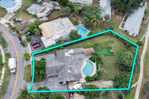 House in Pompano Beach, Florida 3 bedrooms, 154.68 sq.m. № 2003634 - photo 2