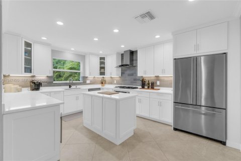 House in Pompano Beach, Florida 3 bedrooms, 154.68 sq.m. № 2003634 - photo 13