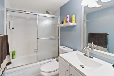 Condo in Lauderhill, Florida, 2 bedrooms  № 949915 - photo 1