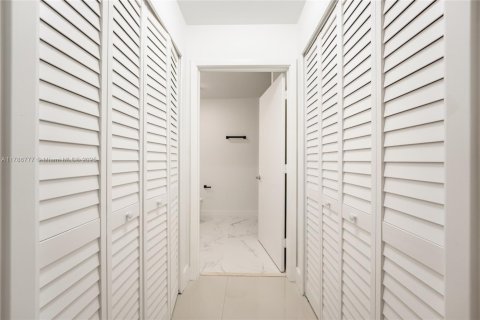 Condo in Miami Beach, Florida, 1 bedroom  № 1704296 - photo 15